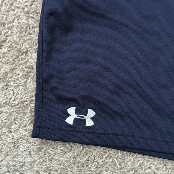 EUC Men’s Under Armour Navy/White Right Leg Logo Shorts 1201195 Size XL - Picture 2 of 8